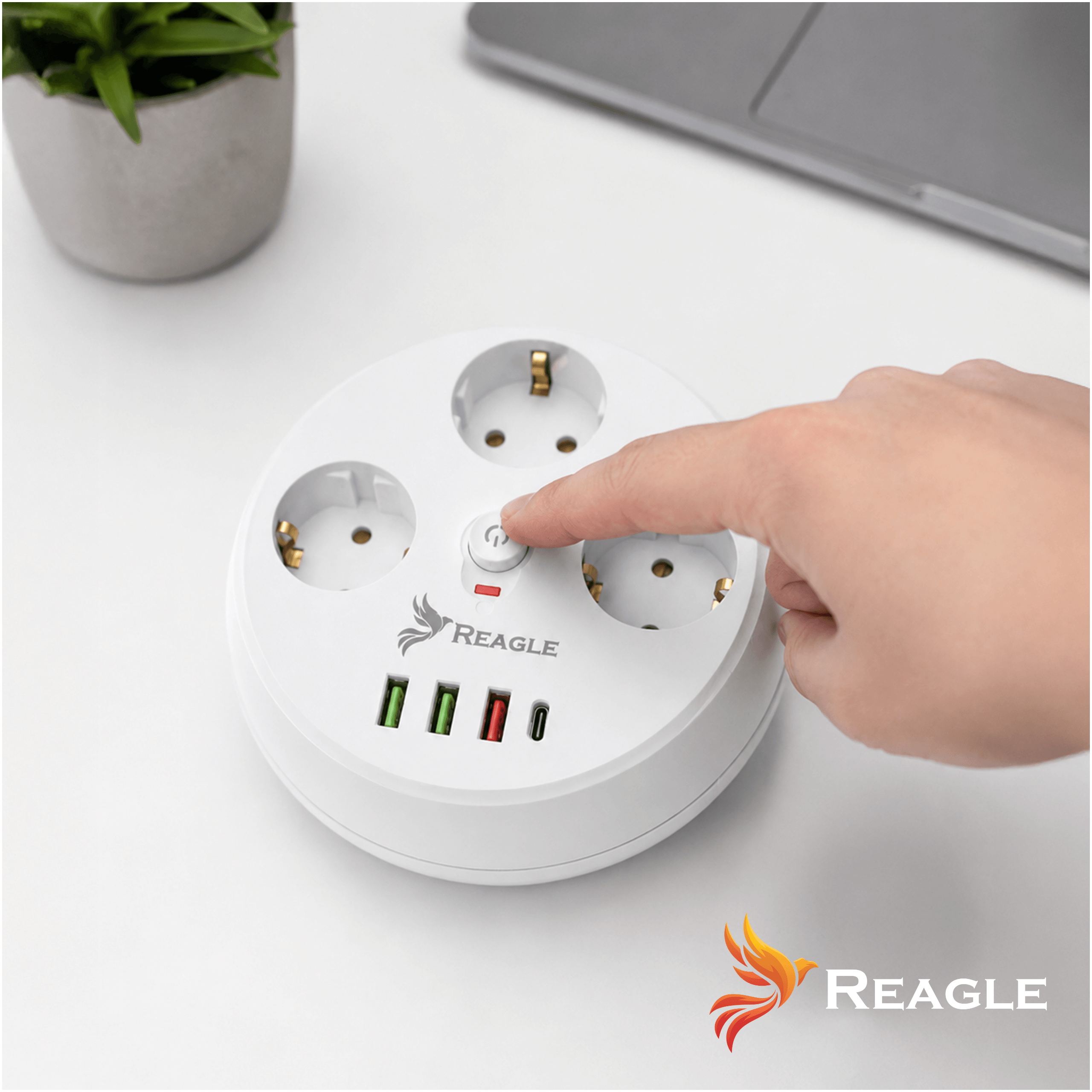 Una mano presiona el botón de encendido en una regleta blanca con puertos USB.