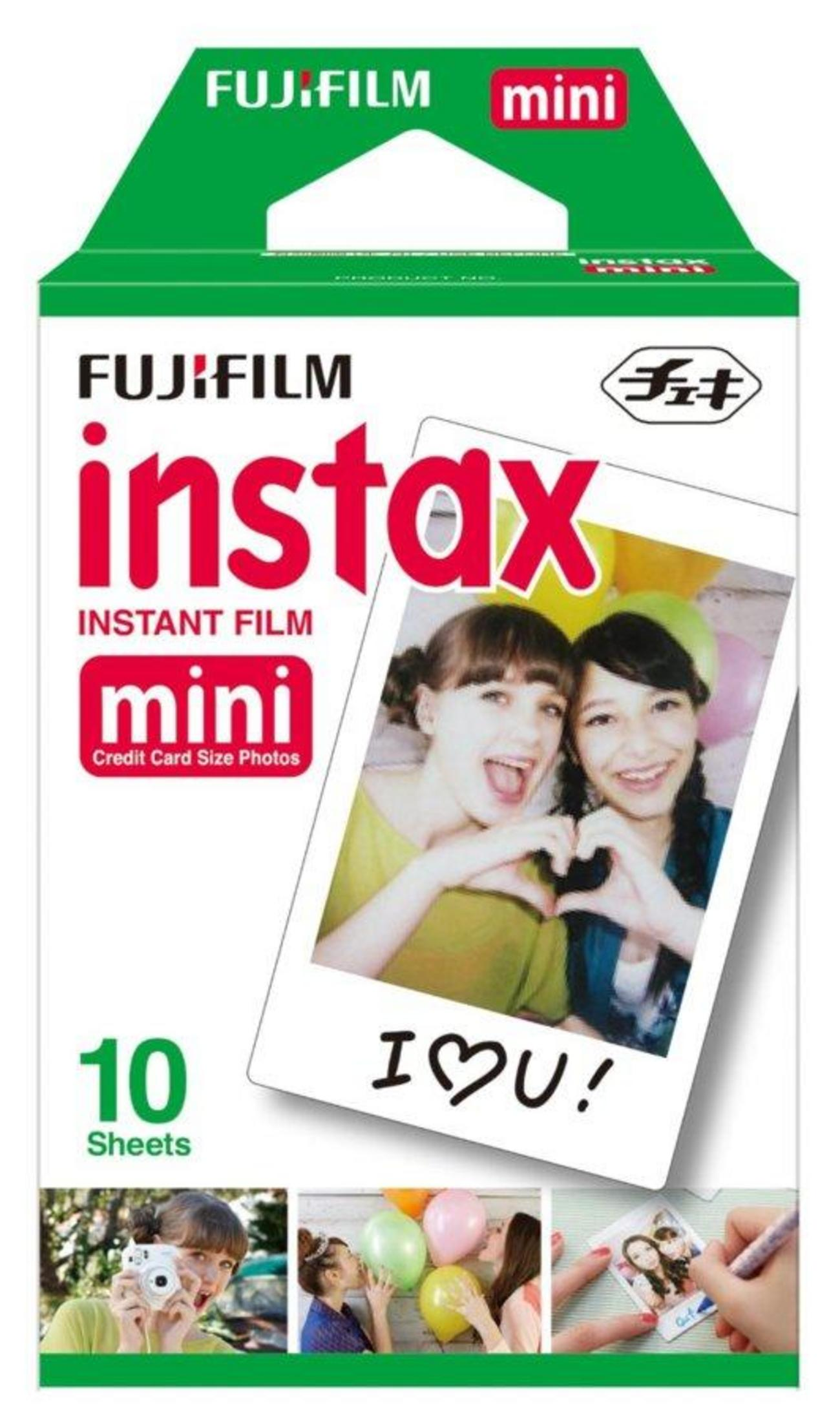 Elleriyle kalp şekli yapan iki kızın olduğu Fujifilm Instax Mini film kutusu.