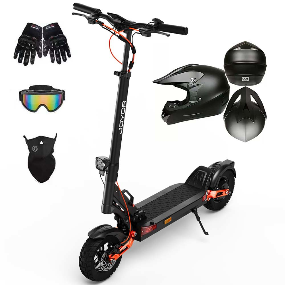 Patinete eléctrico negro con equipo de seguridad: guantes, gafas, mascarilla y cascos.