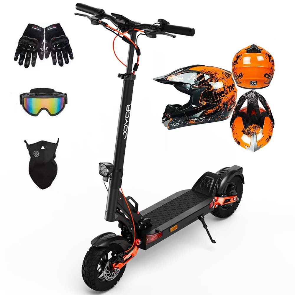 Patinete eléctrico negro con detalles naranjas, casco, gafas y guantes.