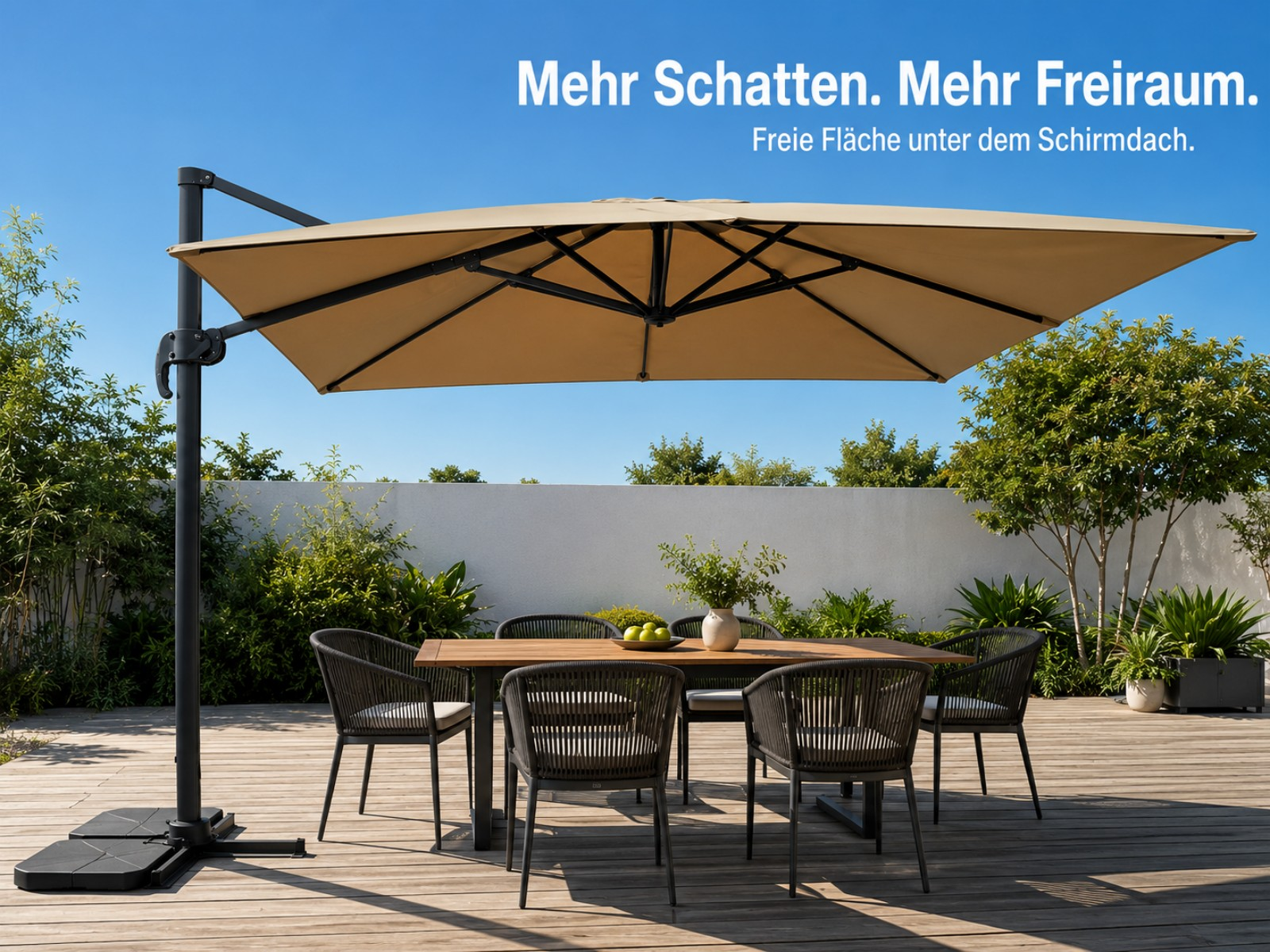 Ein Esstisch mit Stühlen unter einem großen Sonnenschirm auf einer Holzterrasse.