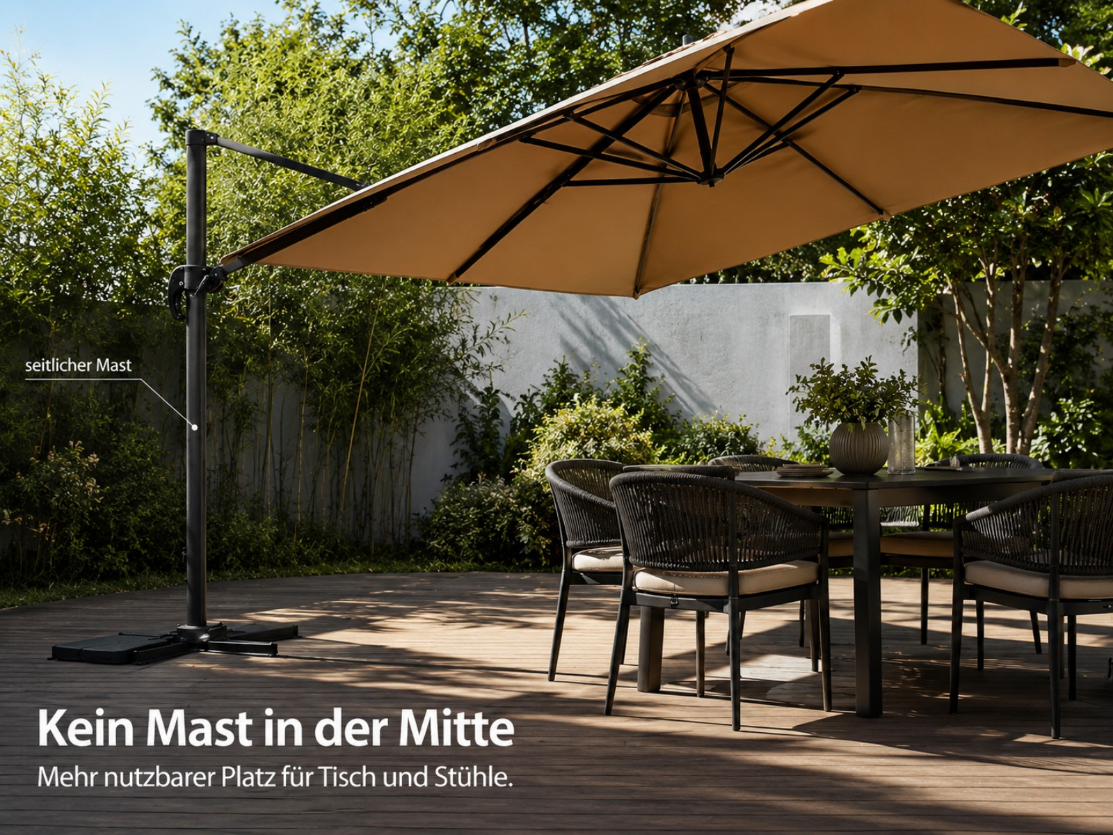 Ein Gartentisch mit Stühlen unter einem seitlichen Sonnenschirm auf einer Holzterrasse.