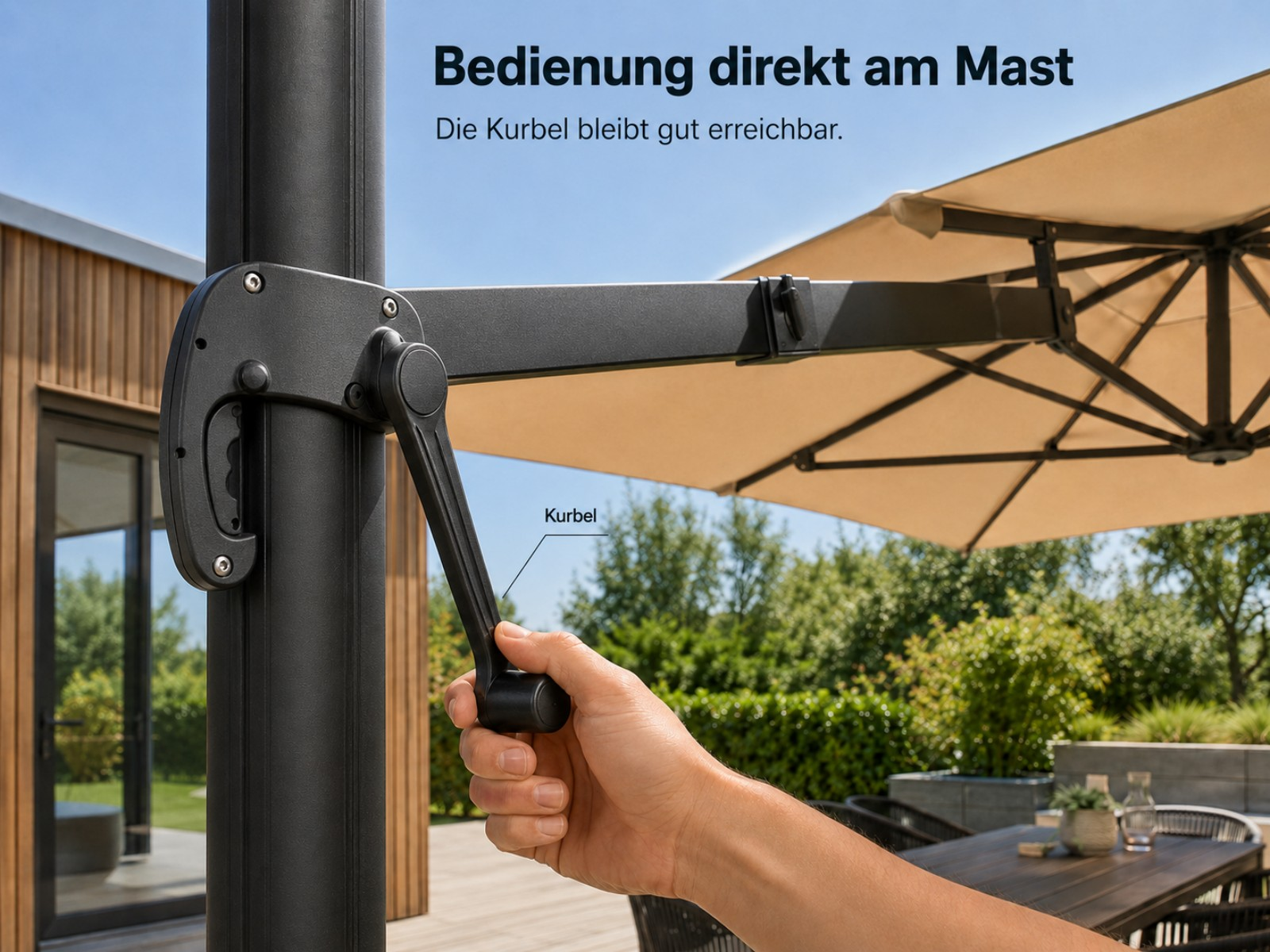 Handkurbel zum Öffnen eines Sonnenschirms an einem schwarzen Mast, draußen.