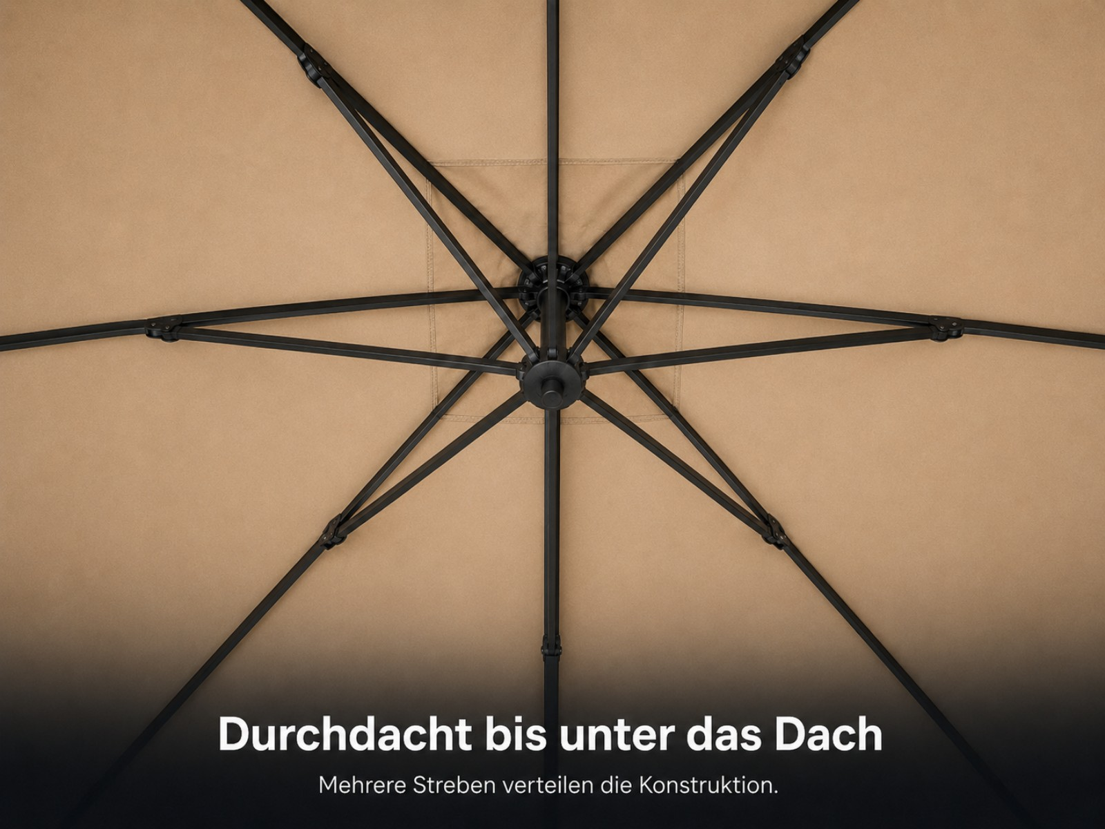 Blick von unten auf den Sonnenschirm mit beigefarbener Bespannung und schwarzem Metallgestell.