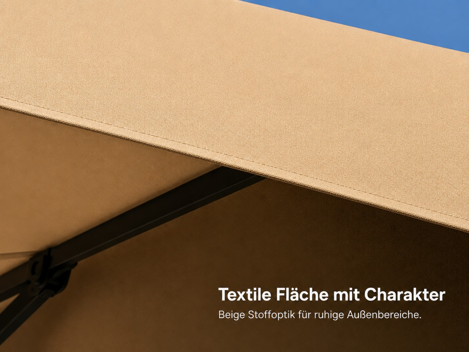 Nahaufnahme eines beigefarbenen Stoffschirms mit dunkler Metallstruktur und blauem Himmel.