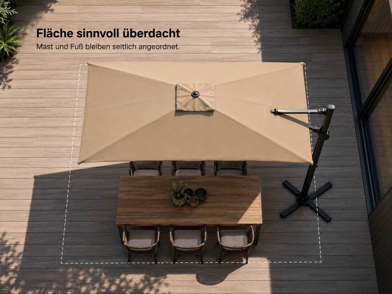 Ein Essbereich im Freien mit einem großen Ausleger-Sonnenschirm über einem Holztisch und Stühlen.