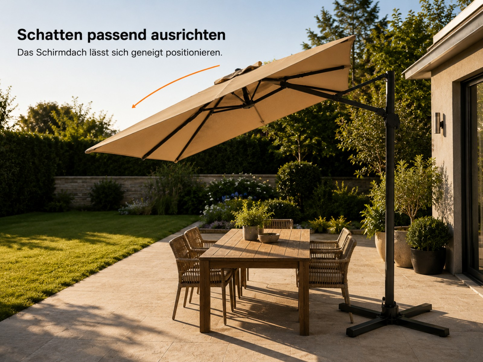 Ein Tisch mit Stühlen im Freien unter einem kippbaren Sonnenschirm.