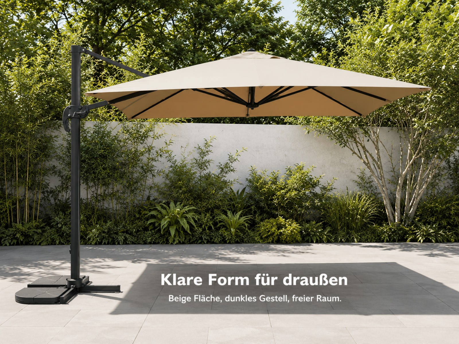 Beiger Sonnenschirm mit dunklem Gestell, auf einer gepflasterten Terrasse.