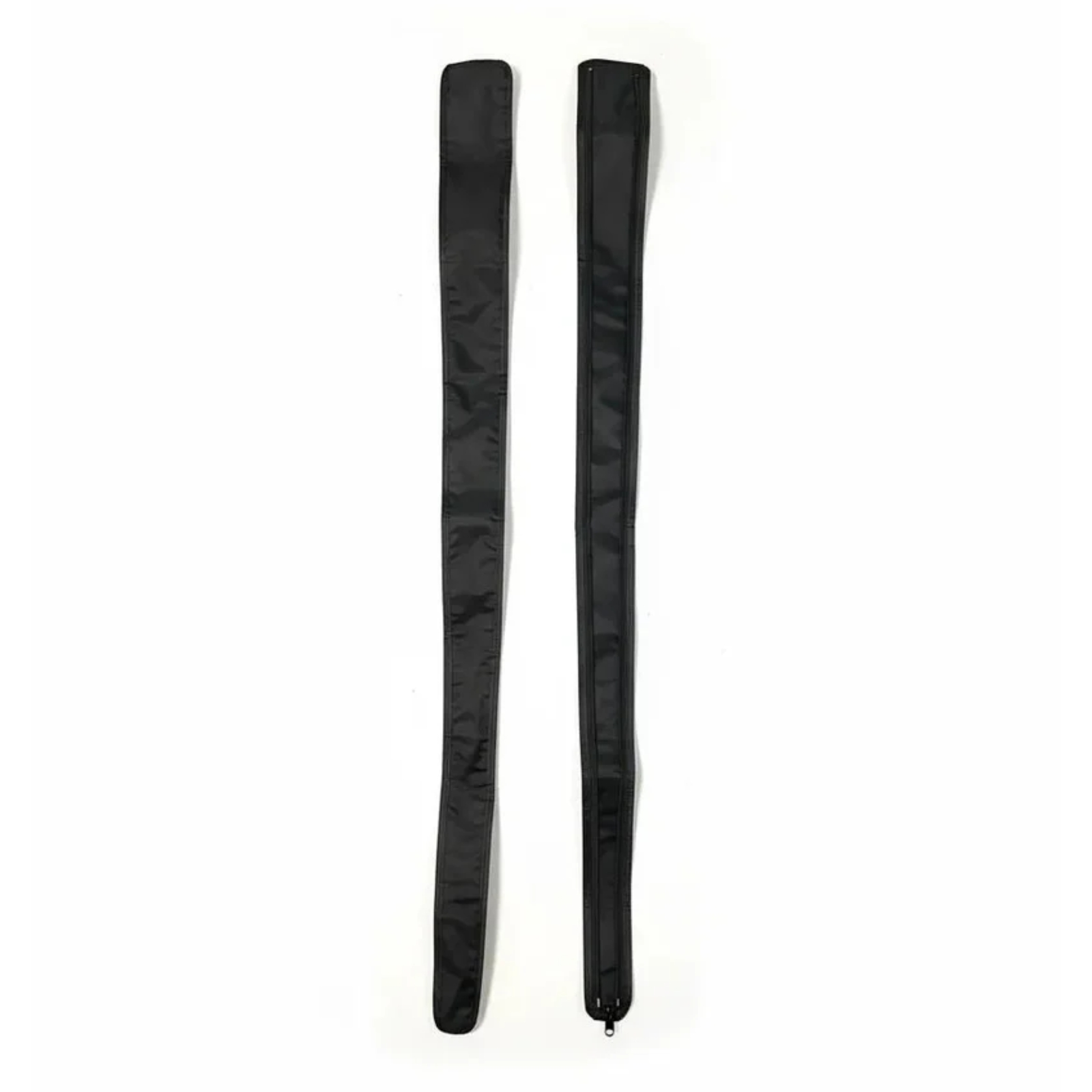 Dos bolsas largas, negras y estrechas una al lado de la otra, una con cremallera.