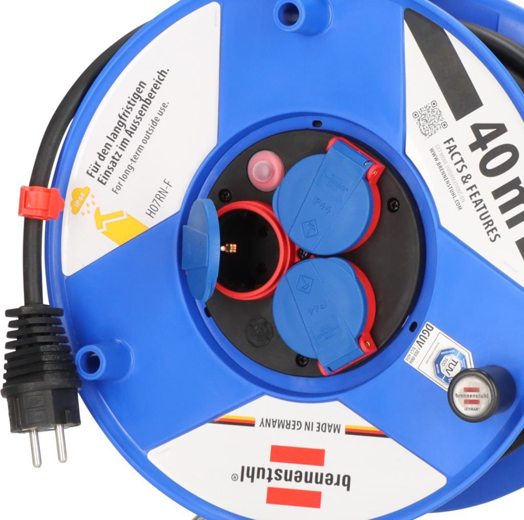Ein blauer Kabeltrommel mit drei Steckdosen, ein schwarzes Kabel und ein Stecker.