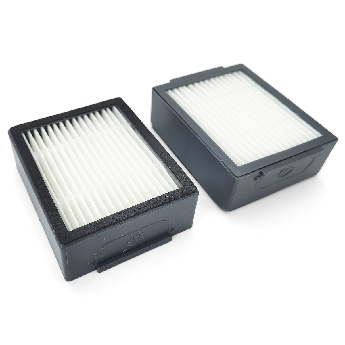 Dos filtros de aire rectangulares negros con filtros plisados blancos en el interior.