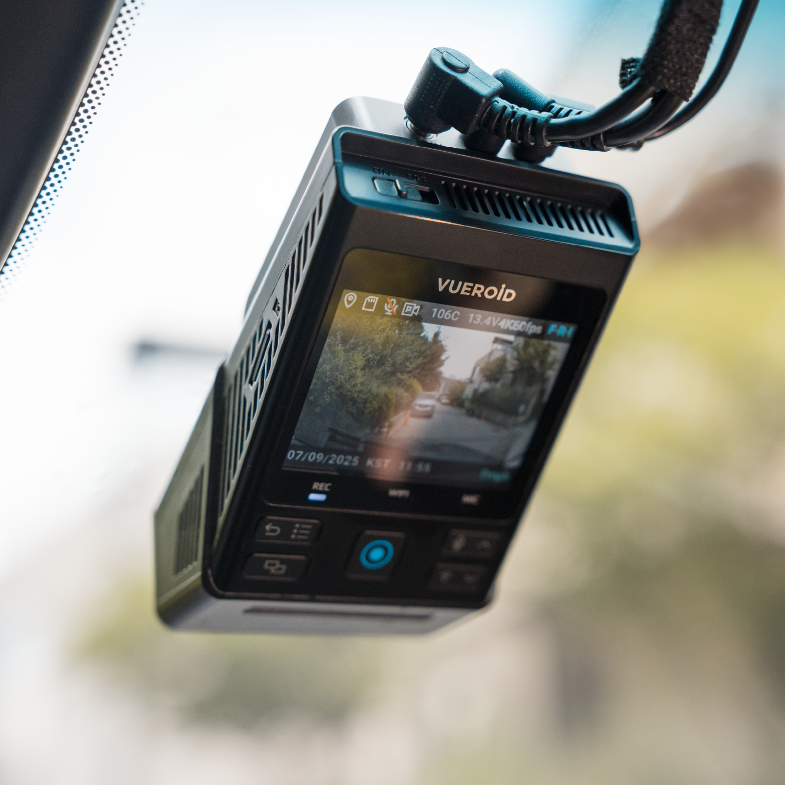 Dashcam toont weg met auto's, Vueroid-logo, datum en tijd.