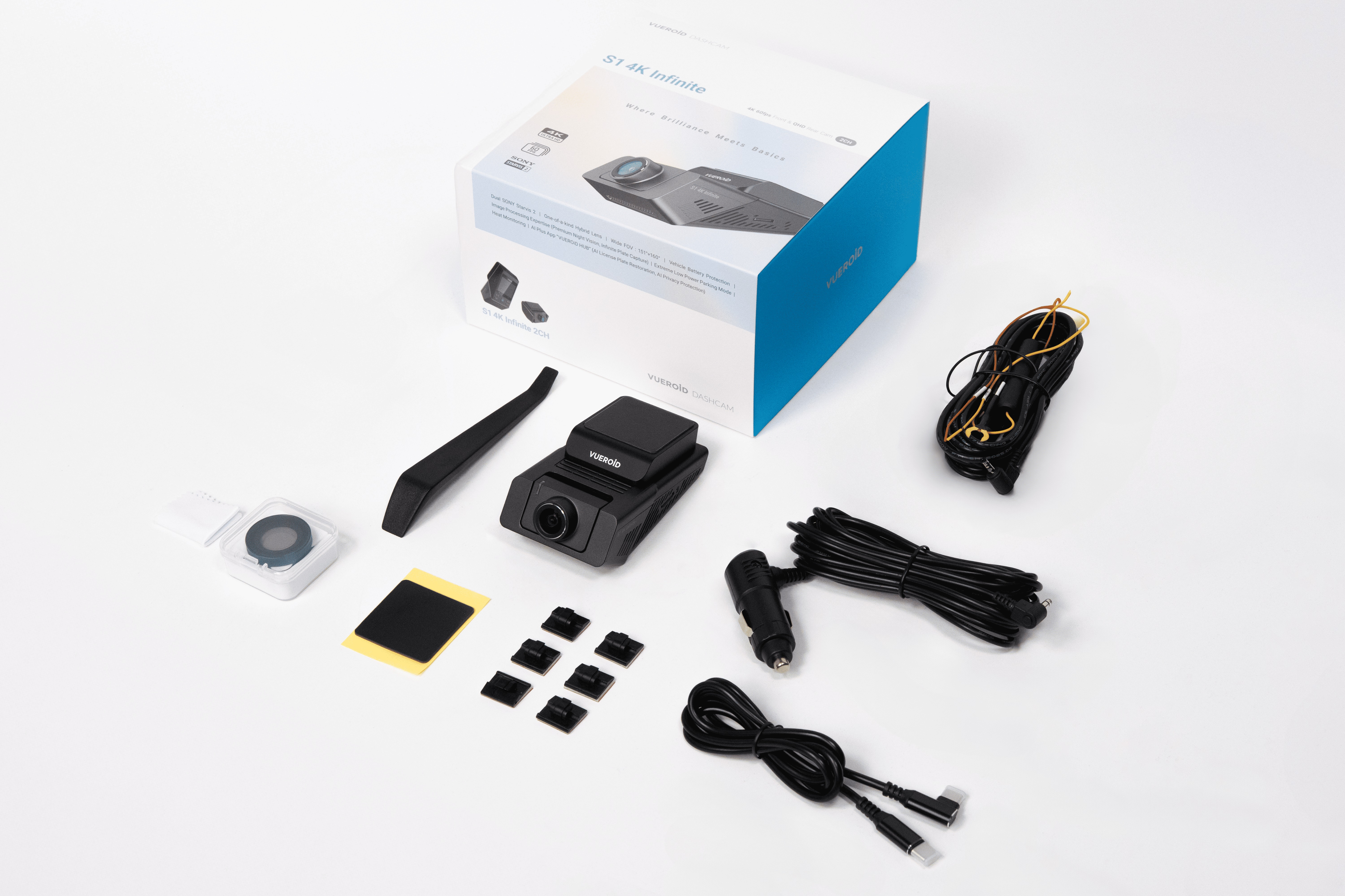 Een Vueroid dashcam-pakket met camera, kabels en accessoires op witte achtergrond.
