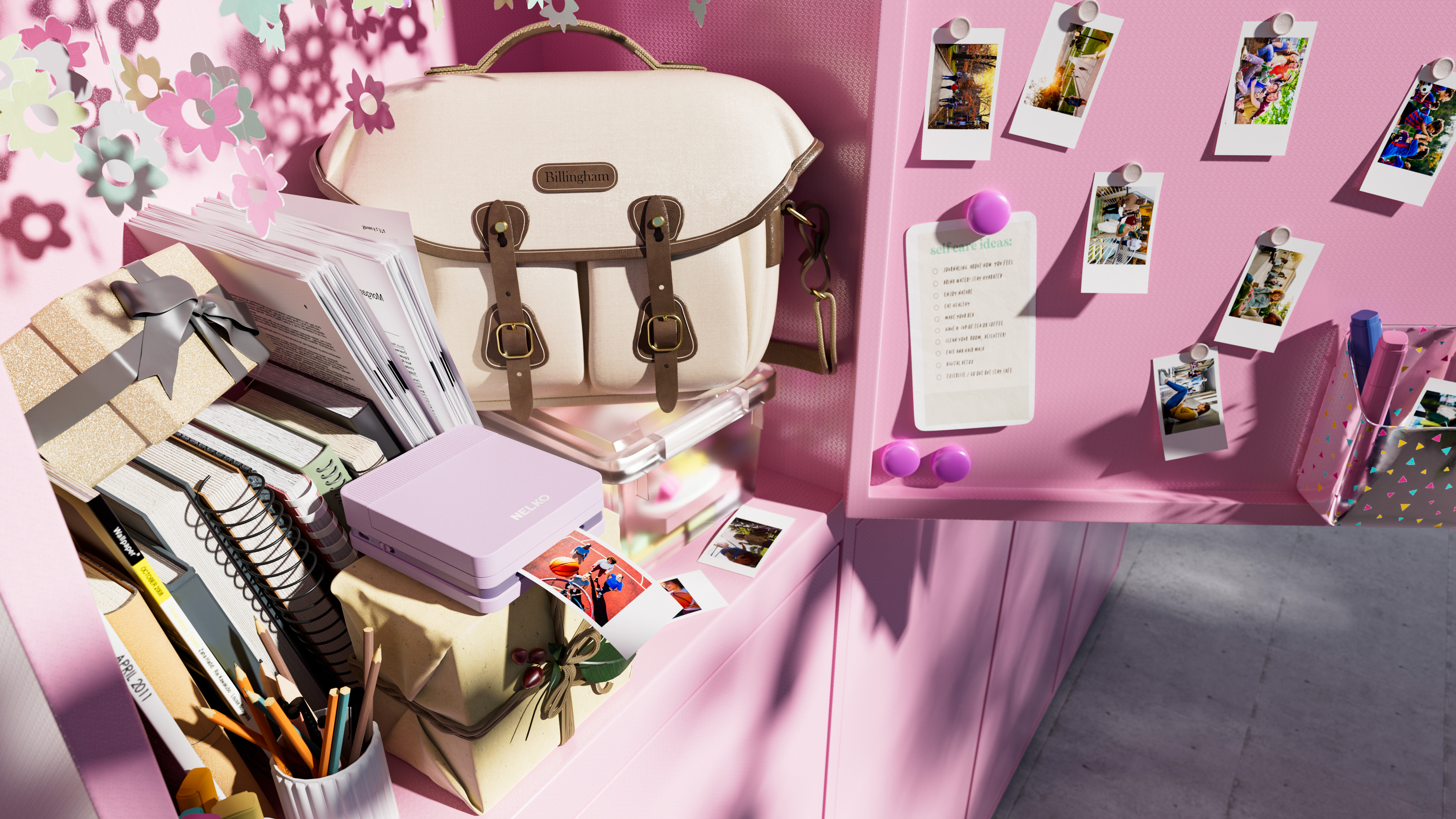 Un sac beige, des cadeaux, des carnets et une imprimante sur un bureau rose.