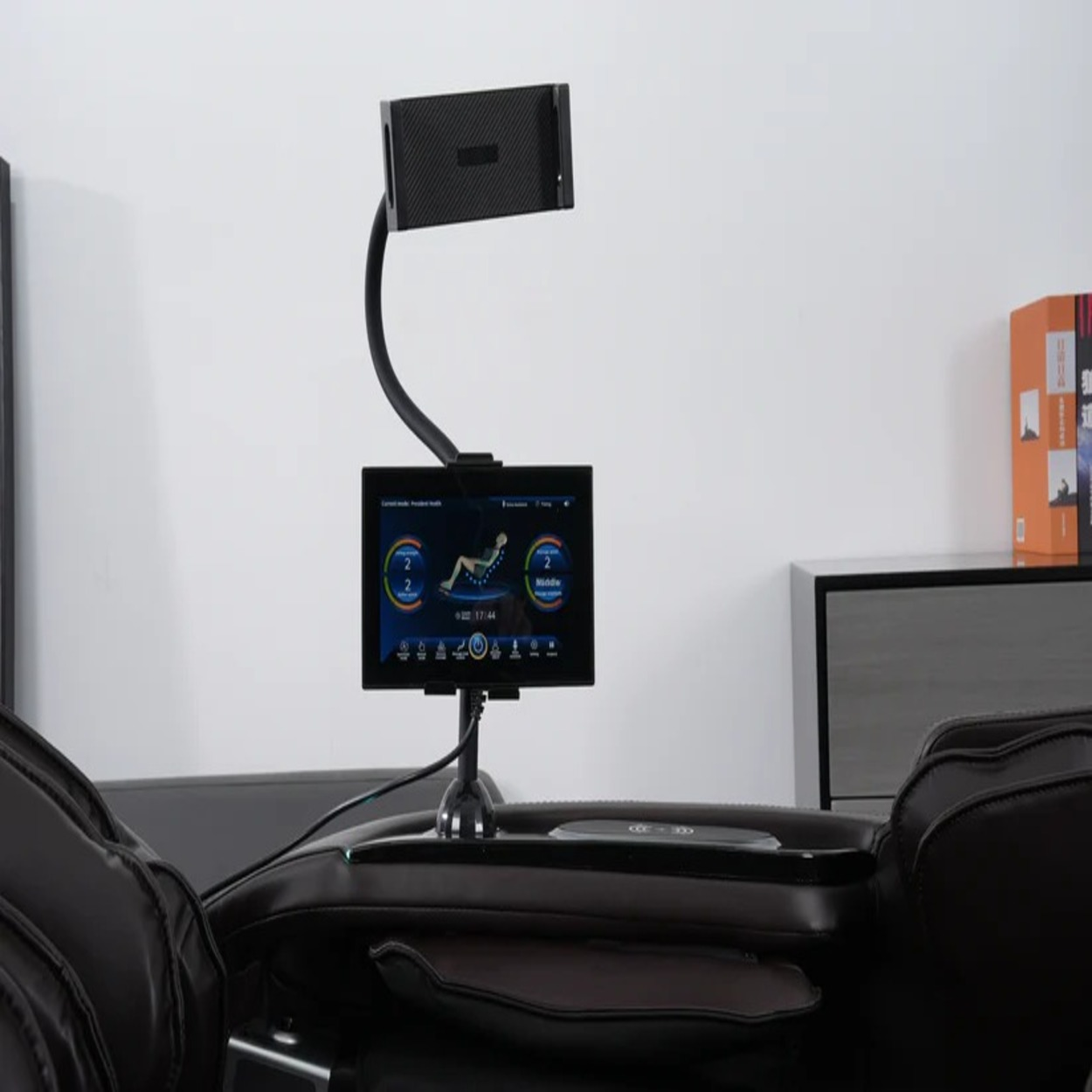 Een massagestoel met een touchscreen dat een liggende figuur toont.