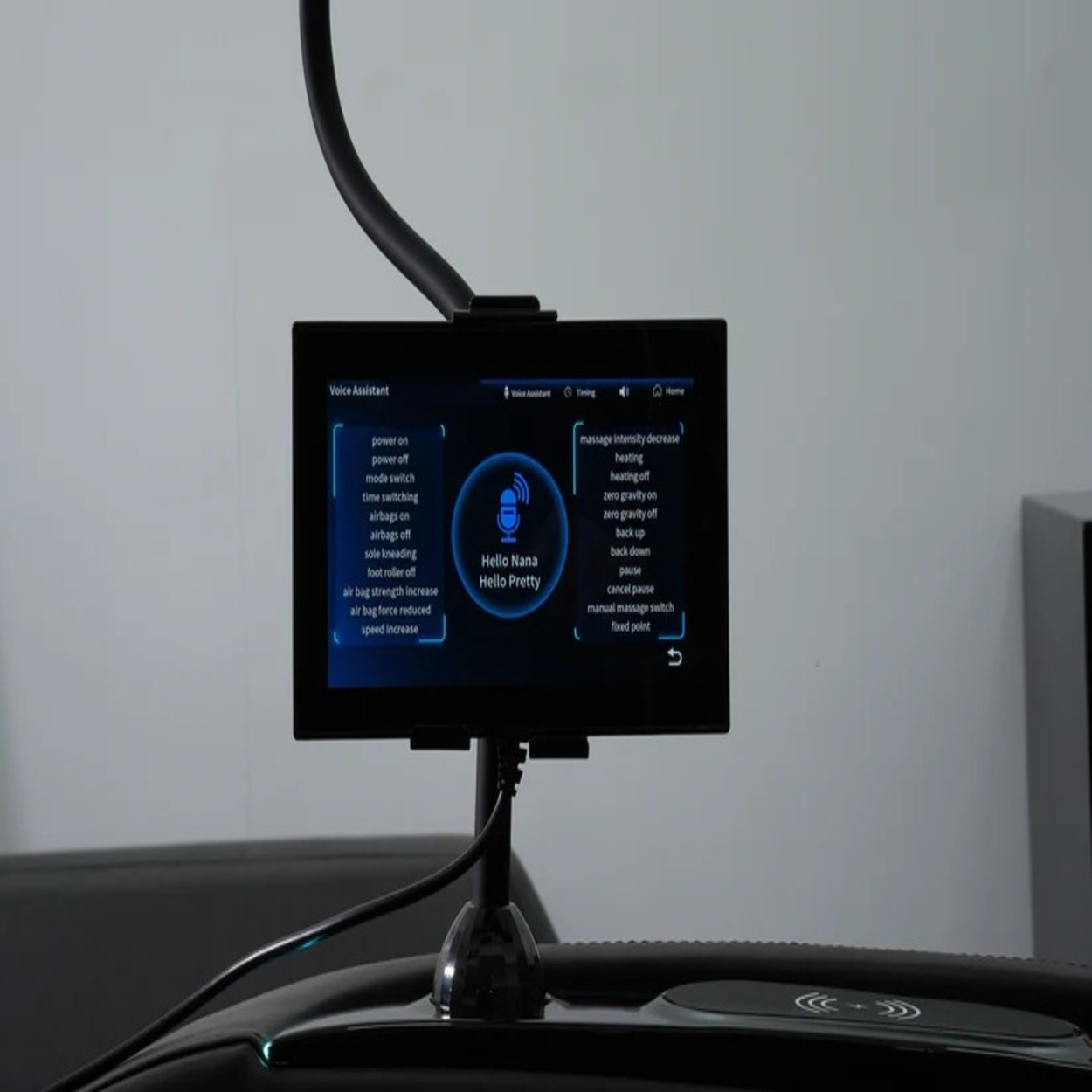 Een touchscreen toont opties van de spraakassistent zoals aan/uit, verwarming en massage-intensiteit.