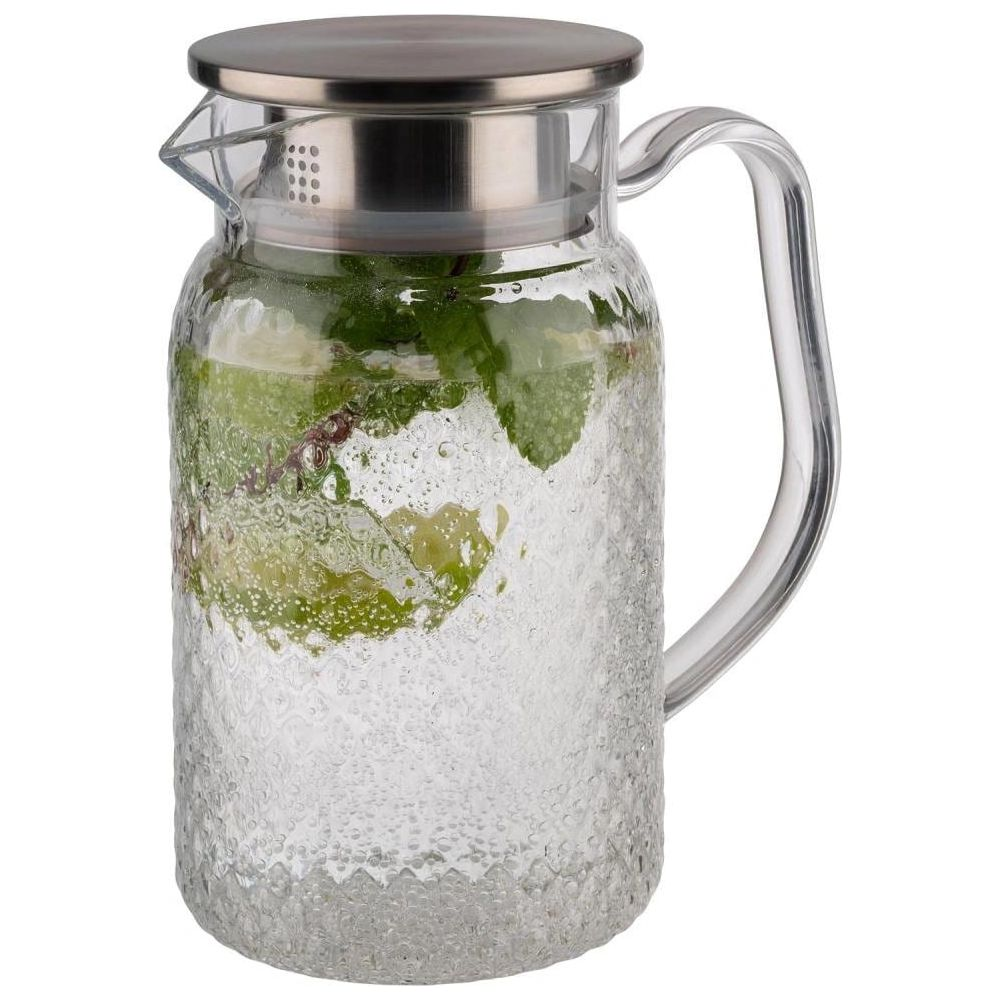 Glaskrug mit Metallsiebdeckel, gefüllt mit Wasser, Eis und Minze.
