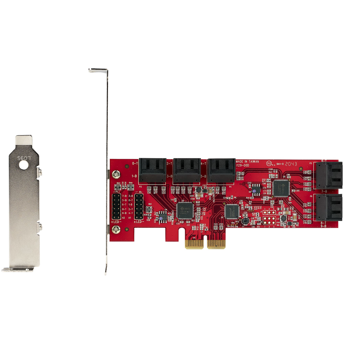 Eine rote Platine mit mehreren SATA-Anschlüssen und einer Metallhalterung, isoliert auf Weiß.