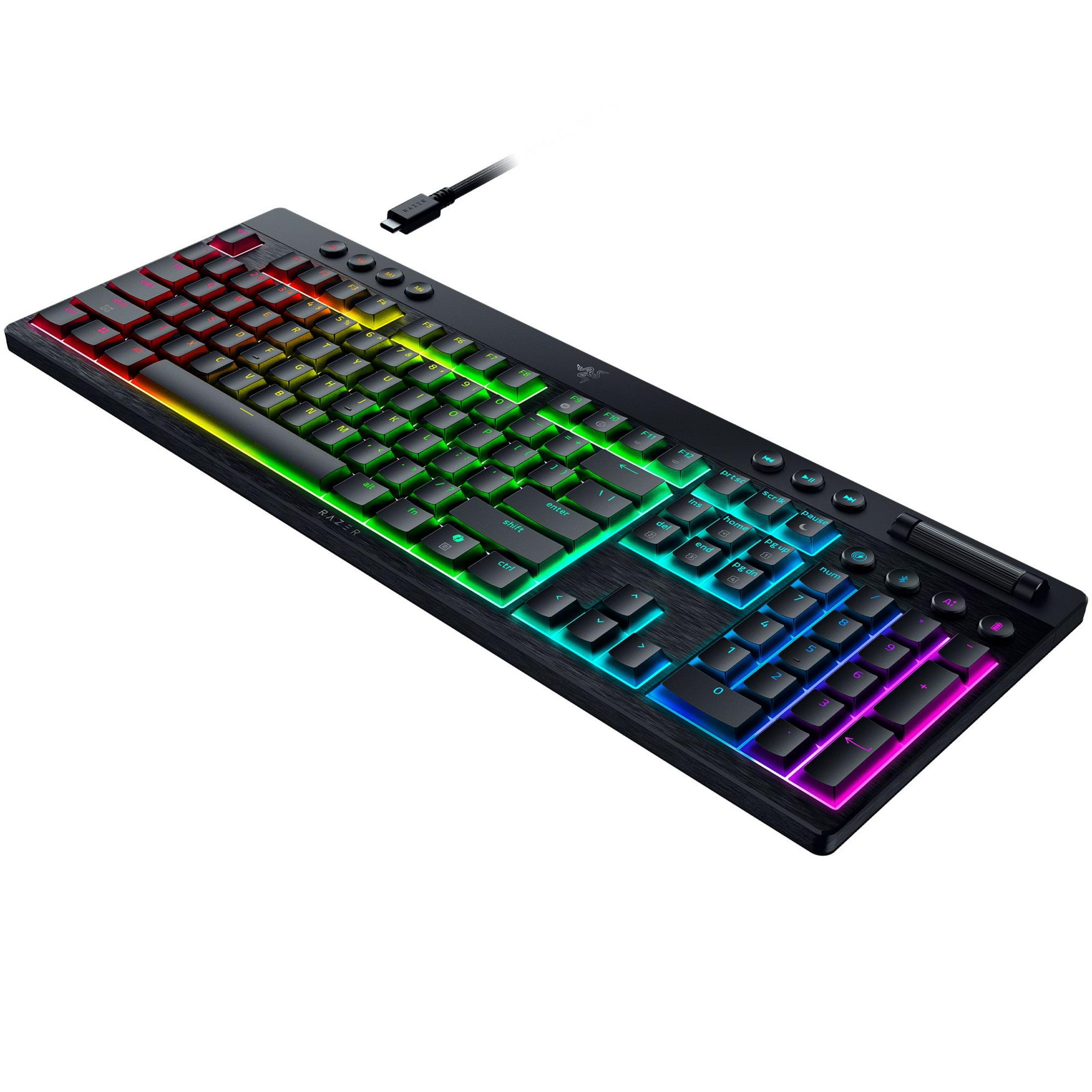Eine schwarze Razer-Tastatur mit RGB-Beleuchtung und USB-C-Kabel.