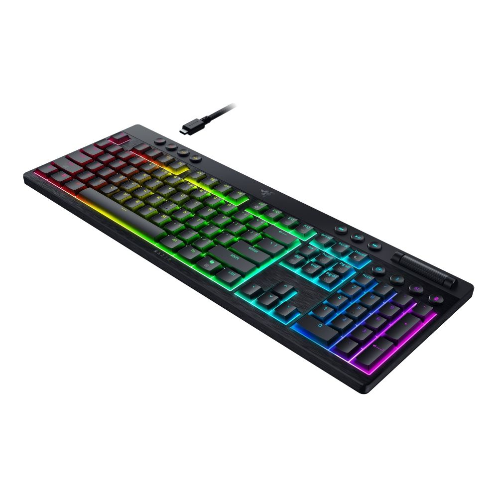 Schwarze Tastatur mit RGB-Beleuchtung und USB-Kabel.