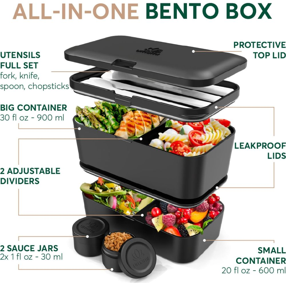 Schwarze All-in-One-Bento-Box mit Lebensmitteln: Huhn, Nudeln, Salat, Beeren, Nüsse.