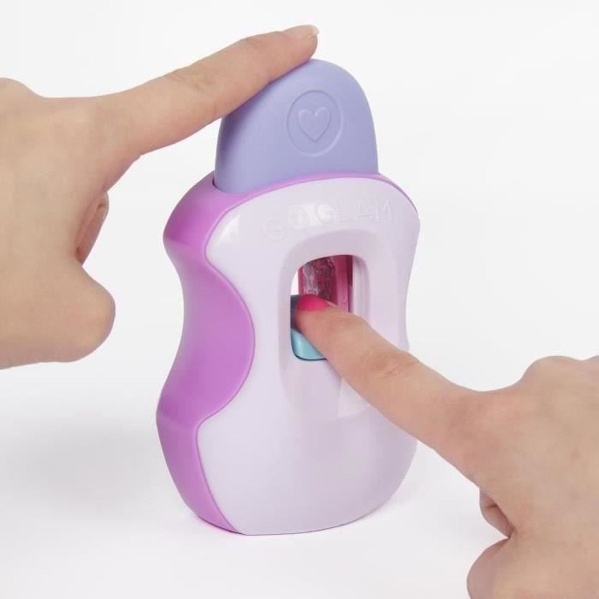 Una mano usa una máquina de diseño de uñas púrpura y blanca para decorar una uña pintada de rosa.