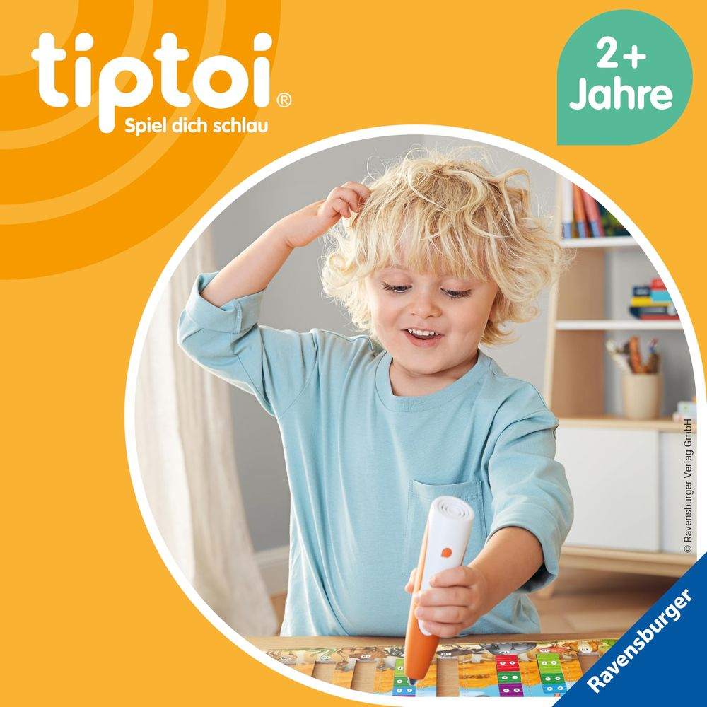Ein Junge mit blonden Haaren spielt mit einem Stift auf einem bunten Spielzeug.