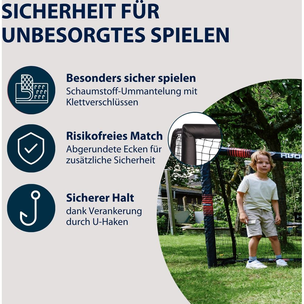 Junge am Fußballtor mit hervorgehobenen Sicherheitsmerkmalen: Schaumstoffpolster, abgerundete Ecken, U-Haken.
