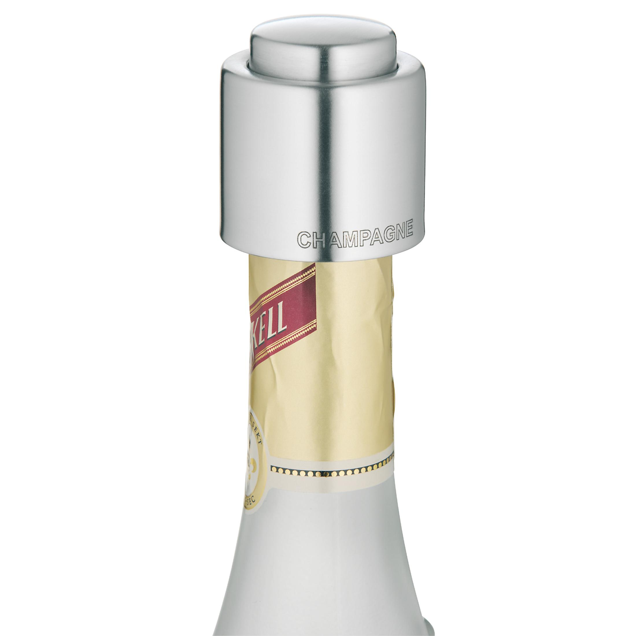 Silberner Champagnerverschluss mit Prägung auf einer Flasche mit gelbem Etikett.