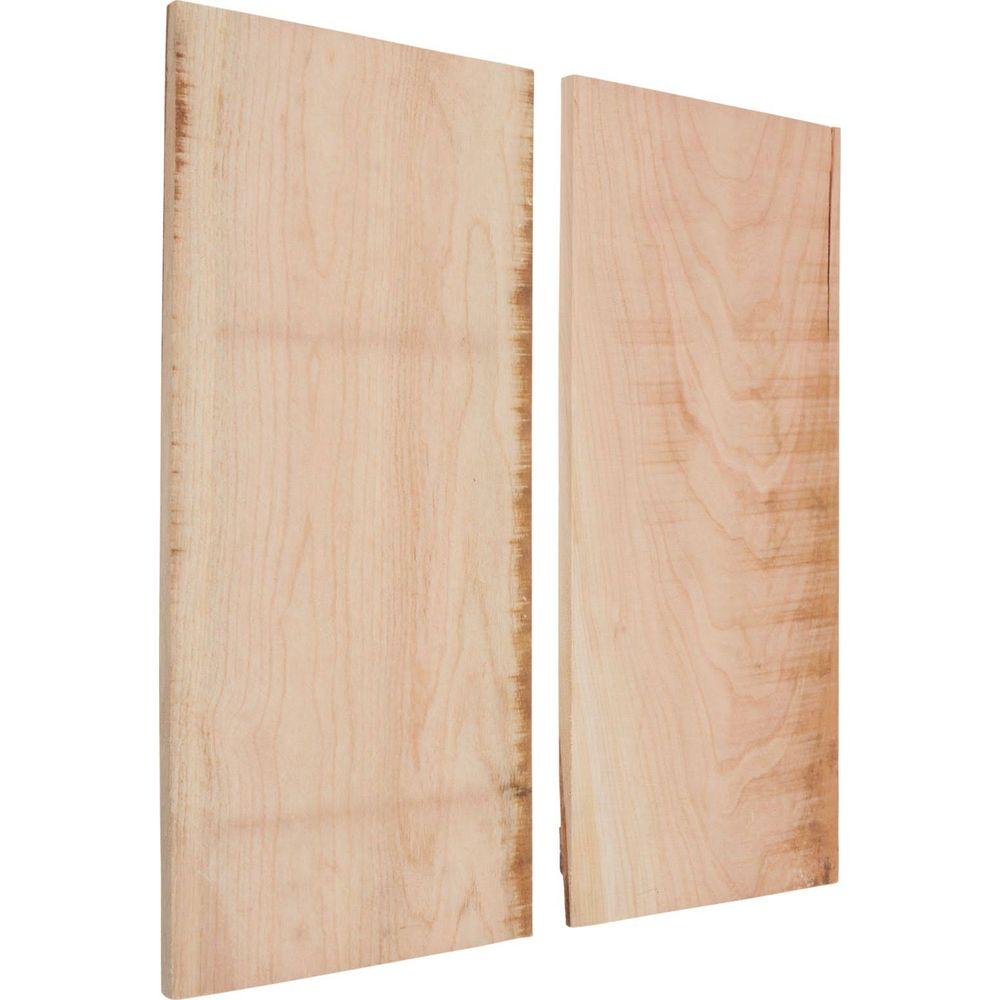 Due assi di legno chiaro con venature, in piedi una accanto all'altra.