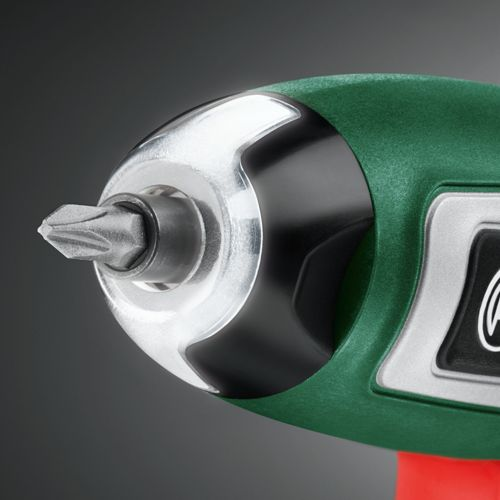 Nahaufnahme eines Schraubendreherbits an einer grünen Elektroschrauber-Spitze.