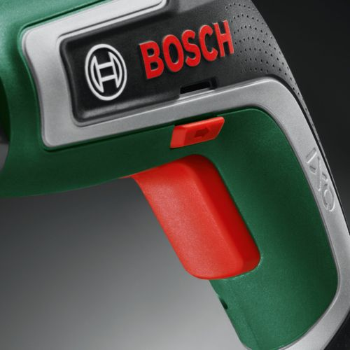 Grüner Bosch IXO Schrauber mit rotem Griff und rotem Schalter.