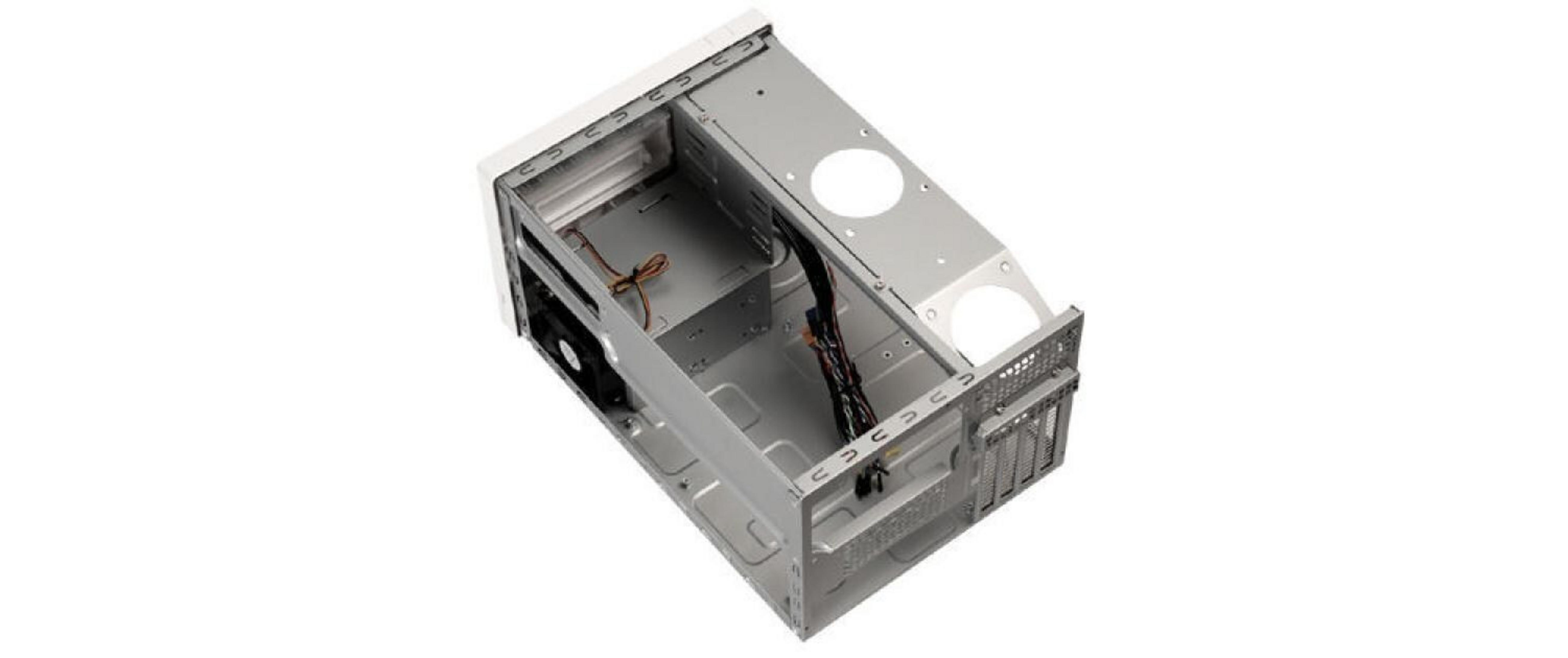 Ein silberner Computergehäuse-Innenraum mit Kabeln und Lüfter auf weißem Hintergrund.