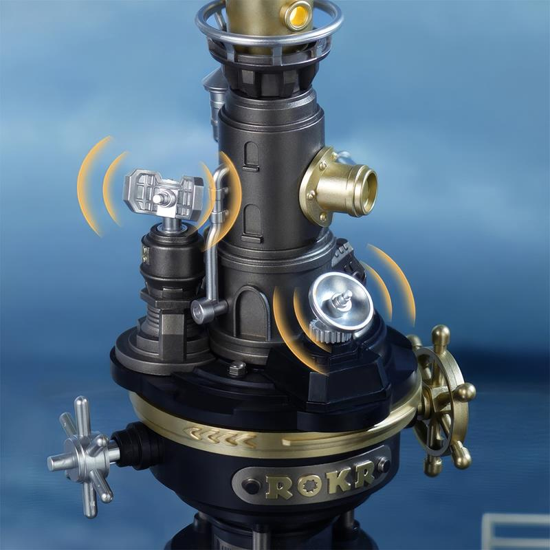 Dişliler ve gemi dümeni bulunan detaylı bir steampunk kule modeli.