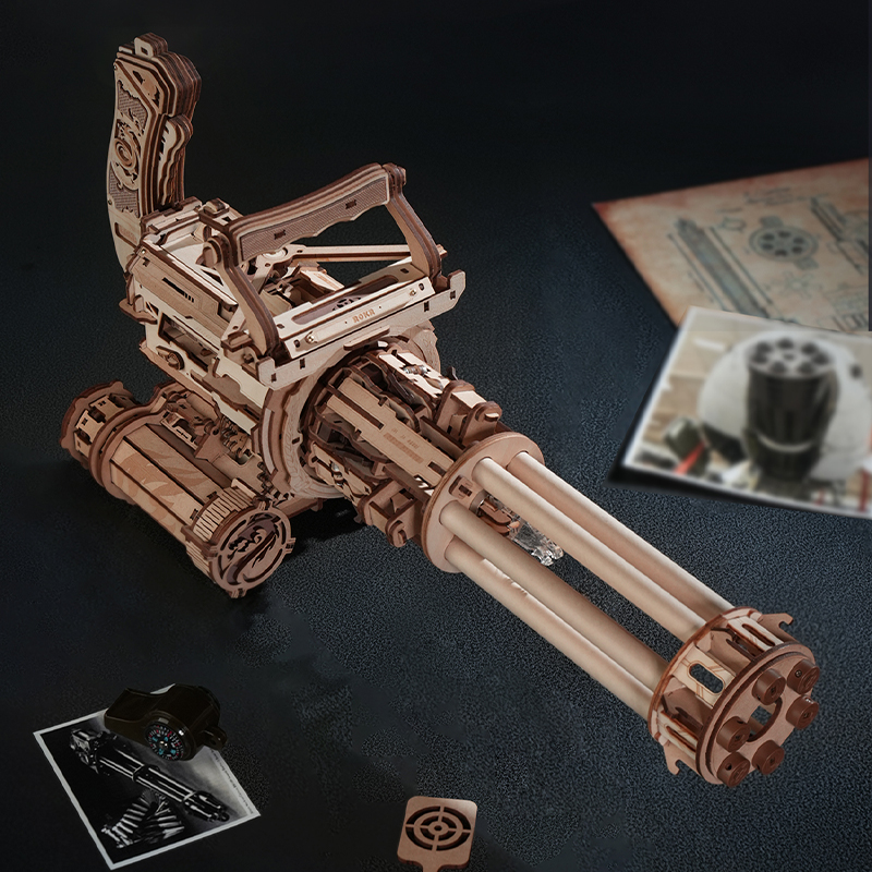 Çok namlulu ve tutamaklı detaylı ahşap Gatling silahı modeli.