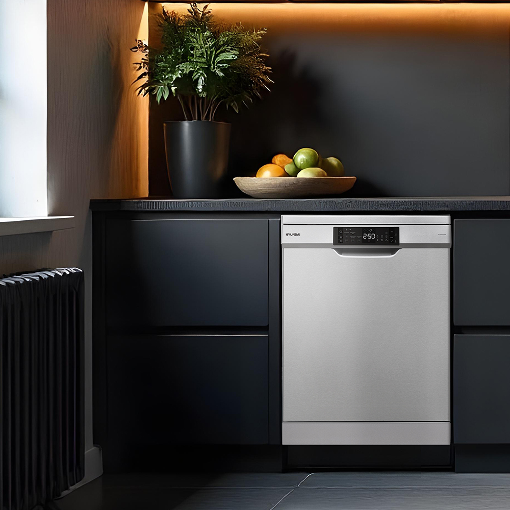 Un lavavajillas plateado se encuentra en una cocina moderna con armarios oscuros.