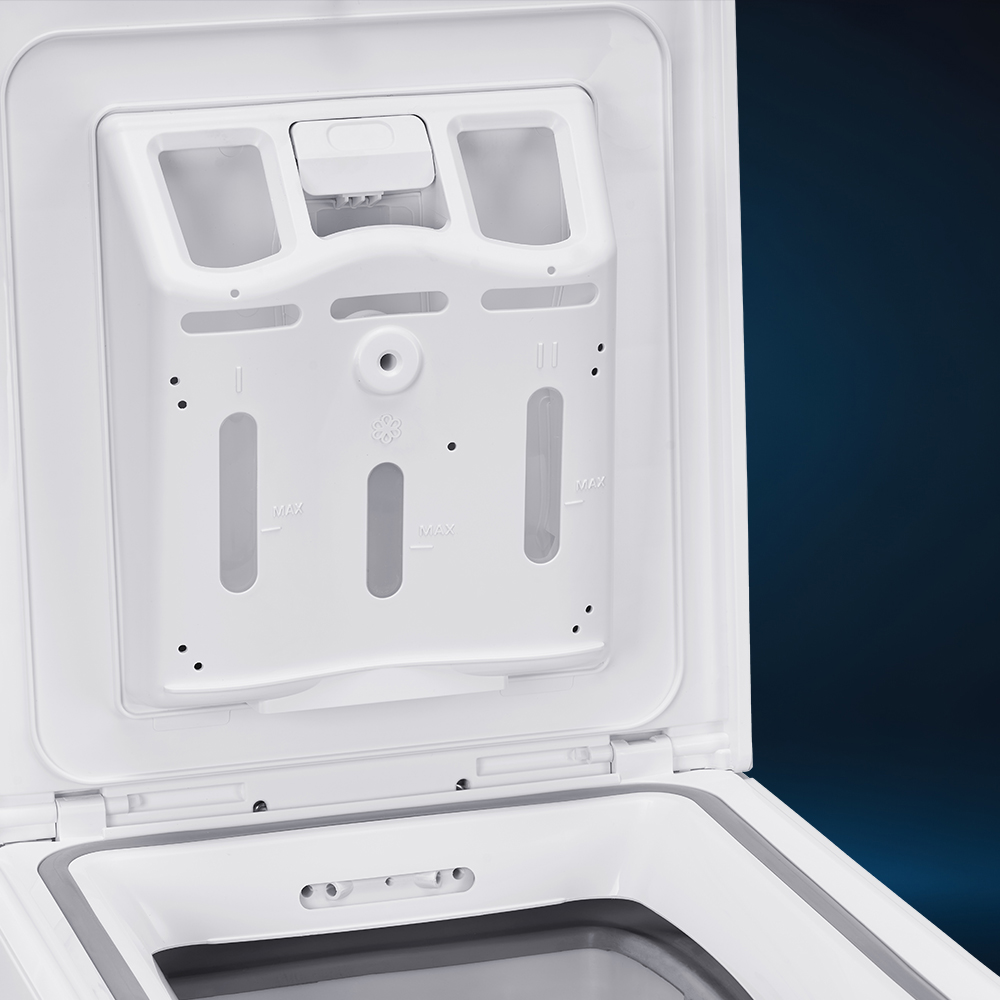 Tapa de lavadora blanca abierta mostrando dispensador de detergente con compartimentos.