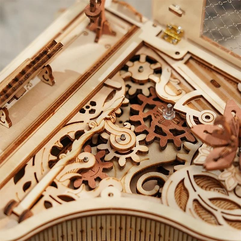 Gros plan d'un modèle mécanique en bois avec engrenages complexes et éléments floraux décoratifs.