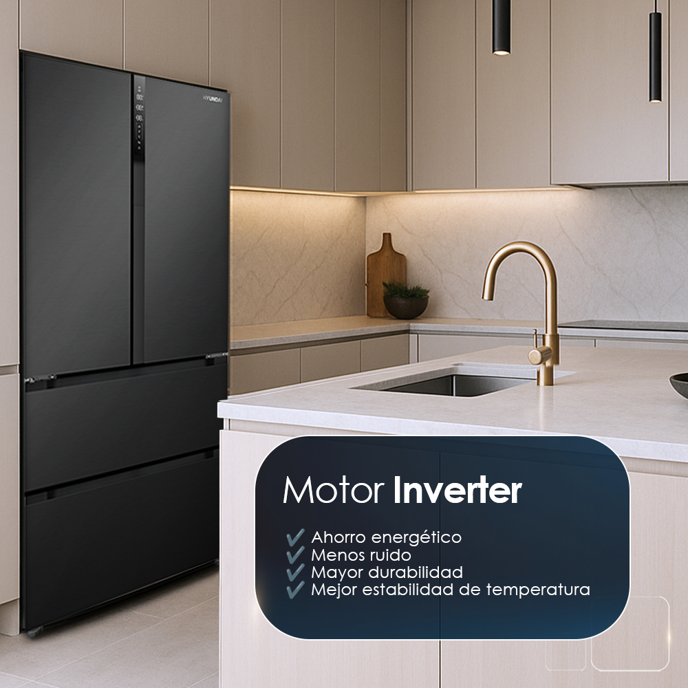 Refrigerador negro en una cocina moderna con grifo y fregadero dorados.