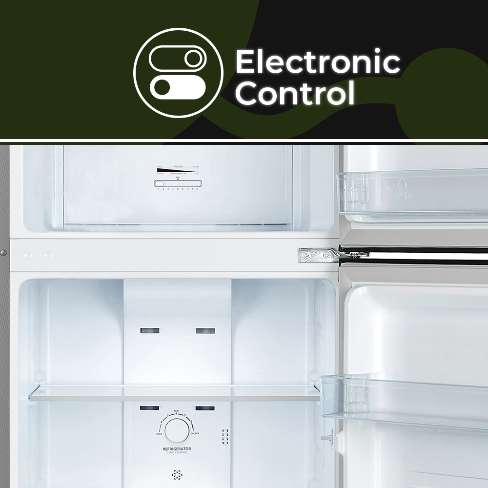 Vista interior de un refrigerador mostrando estantes y controles.