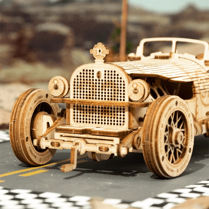 Kareli yolda ahşap model yarış arabası.