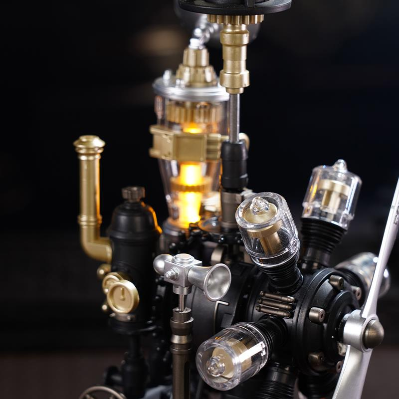 Pirinç borular, cam silindirler ve aydınlatılmış çekirdek içeren detaylı bir steampunk motor modeli.