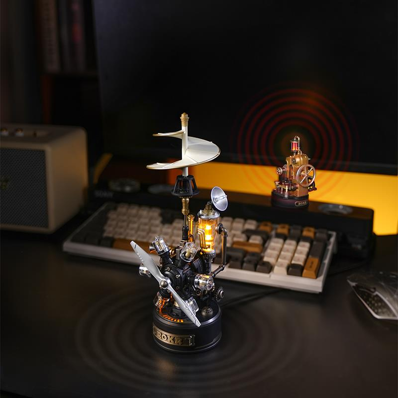 Masanın üzerinde pervaneli ve lambalı detaylı steampunk model.