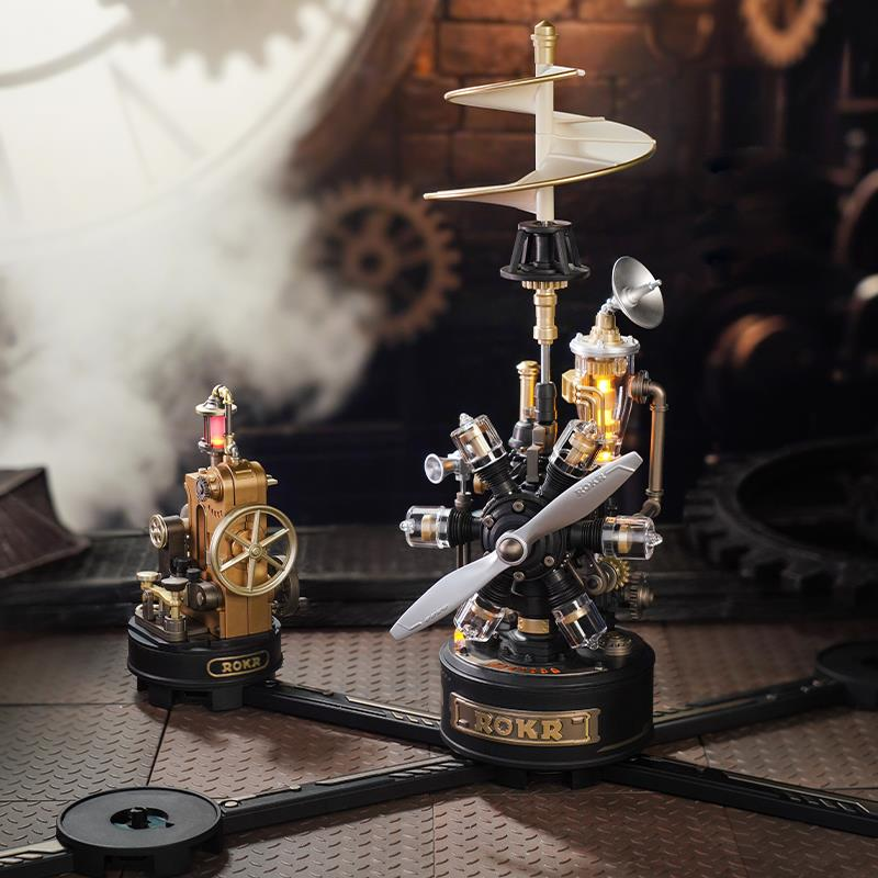 Pervaneli ve karmaşık detaylara sahip iki steampunk motor modeli.