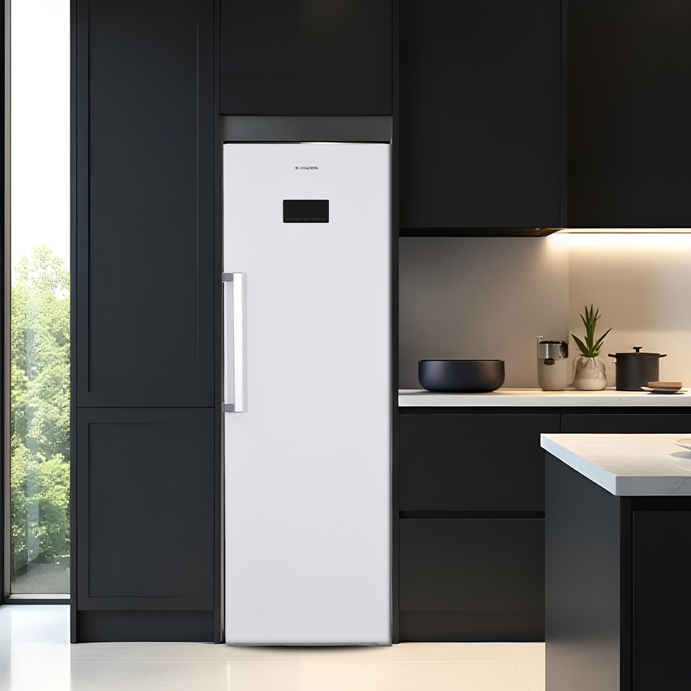 Un refrigerador blanco en una cocina moderna negra junto a una ventana.