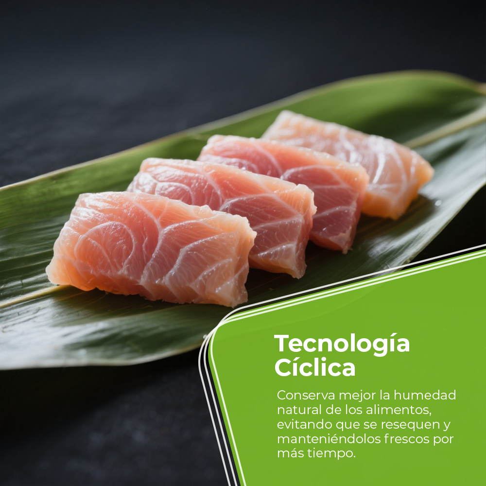 Cuatro trozos de salmón crudo sobre una hoja verde con fondo oscuro.