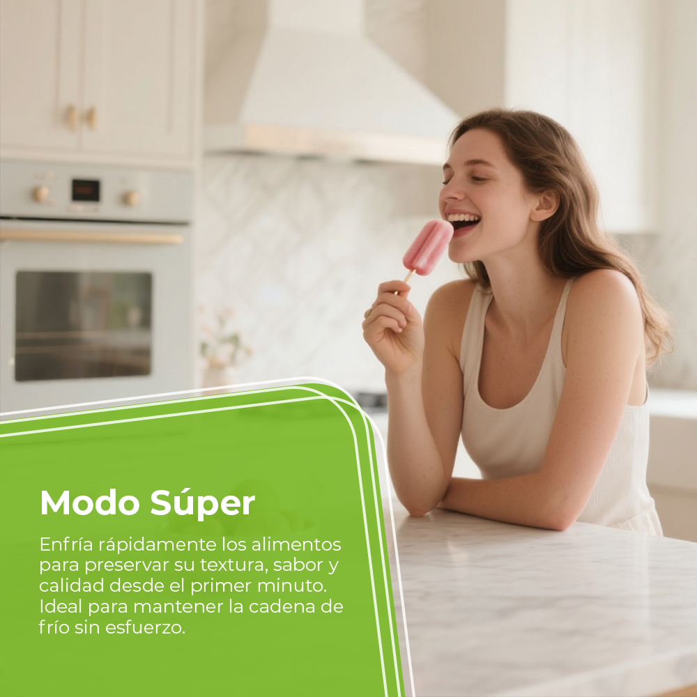 Una mujer comiendo un helado en una cocina con electrodomésticos modernos.
