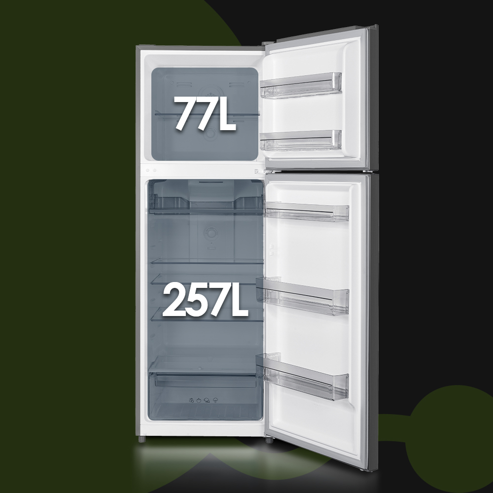 Un frigorífico abierto con un congelador de 77L arriba y un compartimento de 257L abajo.