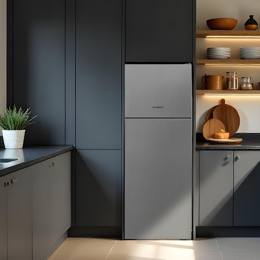Un refrigerador gris moderno en una cocina elegante con gabinetes oscuros.