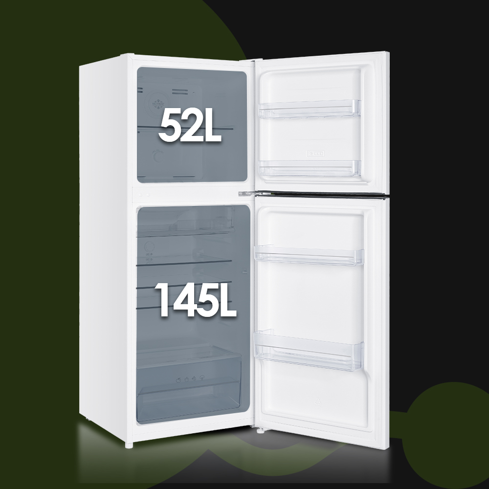 Un refrigerador blanco con la puerta abierta, mostrando compartimentos de 52L y 145L.